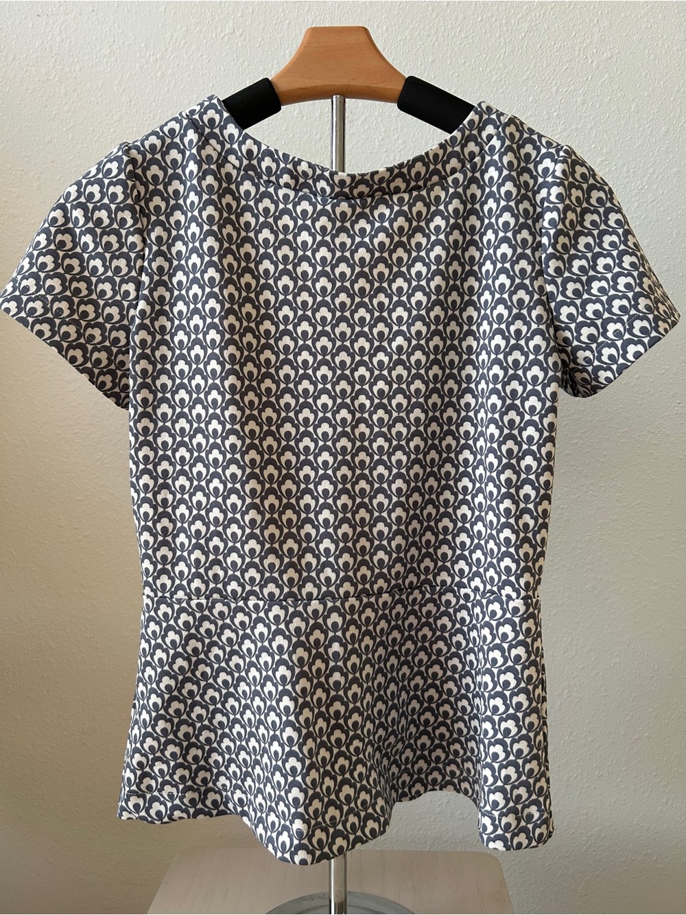 Ann Taylor V-Back Peplum Top. (Gry/Wht)